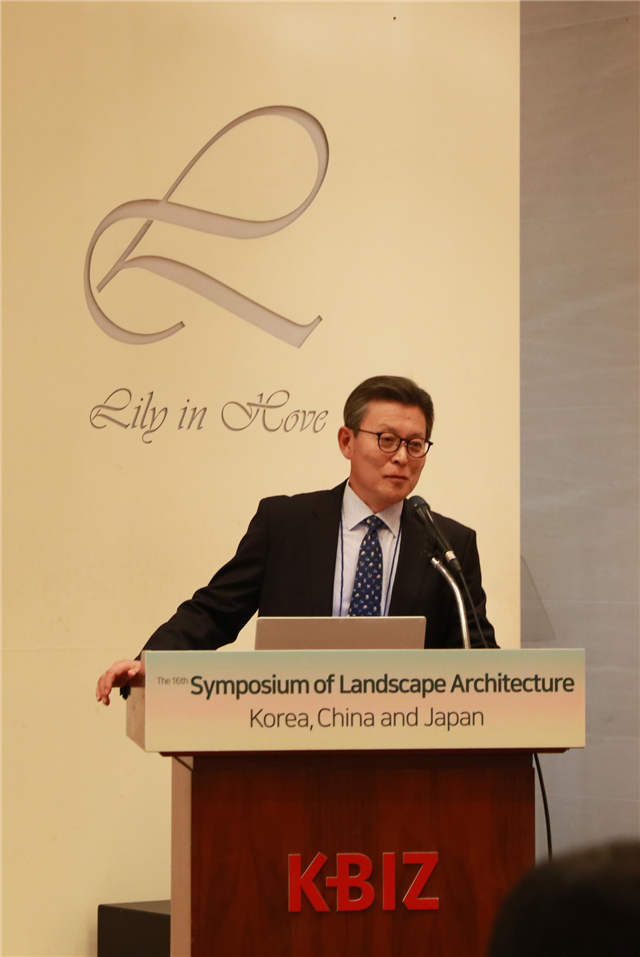 15391616653315599C7E.jpg 02.韓國(guó)造景學(xué)會(huì)會(huì)長(zhǎng)Joohwan Suh先生.JPG